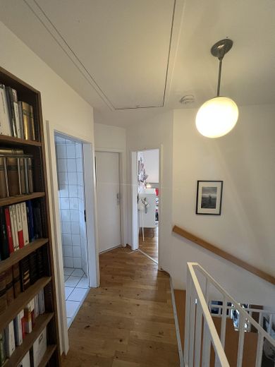 Moderne 4-Zimmer Maisonette-Wohnung mit Balkon und Tiefgarage in Nidderau Eichen – Flur oben