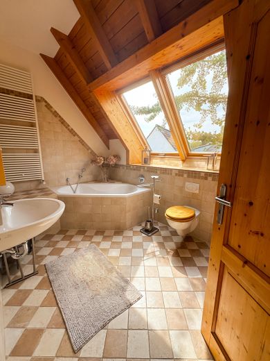 Architektur trifft Privatsphäre – besonderes Einfamilienhaus mit Pool, Sauna und Garten im Grünen – Bad en Suite