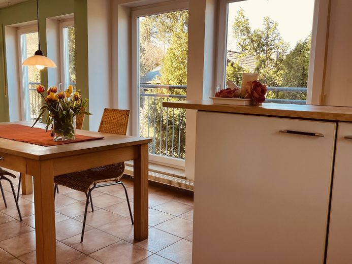 Light-filled 6.5-room apartment – Essbereich mit Fensterfront