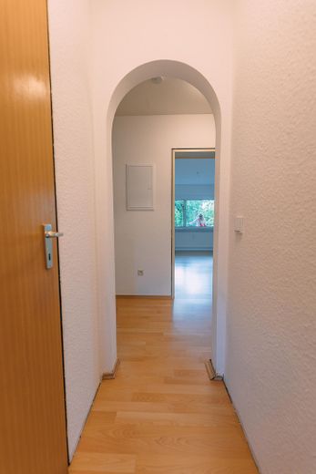 Natychmiast dostępne: piękne mieszkanie 2-pokojowe z loggią od zachodu i zmodernizowaną łazienką – Blick in den Flur