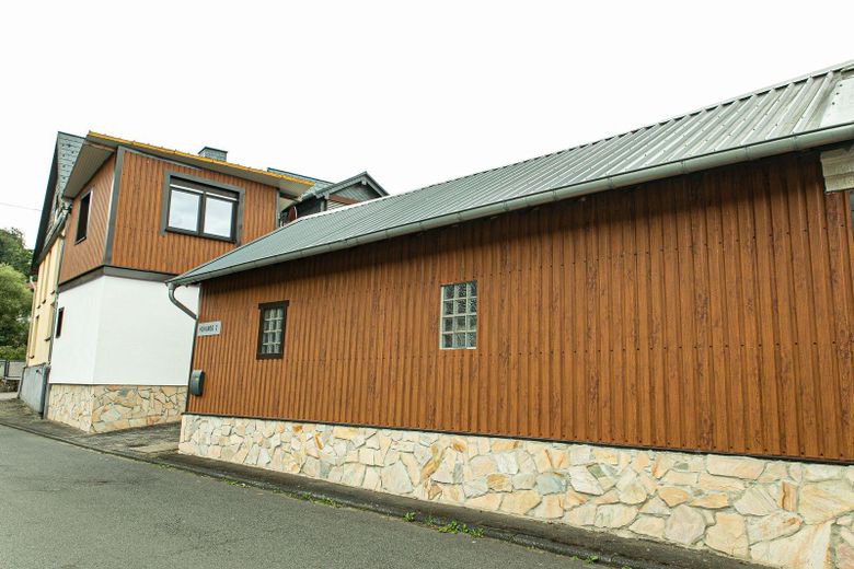 Landhaus Generationenhof mit bis zu 10 ha Land und Bachlauf – Stallung