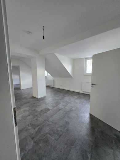 WG-geeignete helle 3-Zimmer-Dachgeschoss-Wohnung, Einbauküche – Wohnzimmer