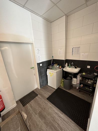 Zentrale Ladenfläche mit hoher Sichtbarkeit, großer Schaufensterfront und Stellplätzen – Küche