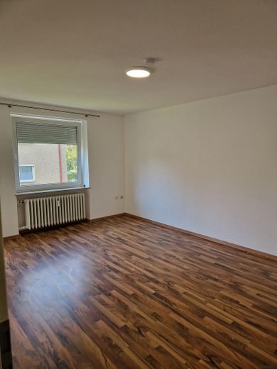 Merkezi konumda yenilenmiş 2 odalı daire – Straubinger tren istasyonu ve eski şehre yakın – Wohnzimmer