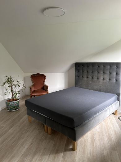 Möblierte Einliegerwohnung mit Gartennutzung und separatem Eingang sehr gute Ausstattung – Schlafzimmer Ansicht 1