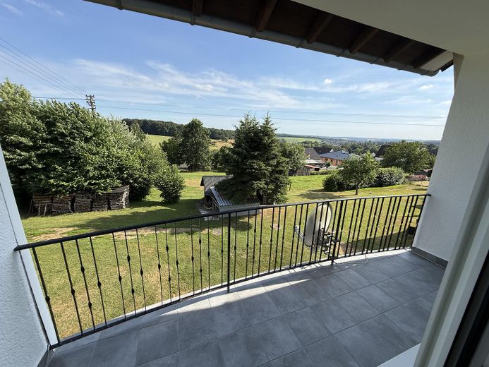 Neu renovierte 3-Zimmer-Wohnung mit Balkon, neuer EBK und 2 Stellplätzen in Reuffelbach (Mammelzen) – Balkon
