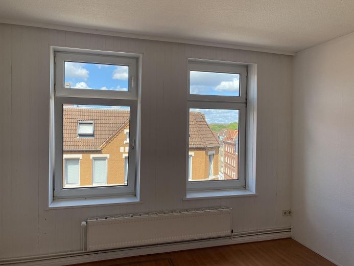 Sofortbezug! Helle 5-Zimmer-Altbauwohnung m. Balkon über den Dächern von Kiel zu kaufen. – Blick Wohnzimmer