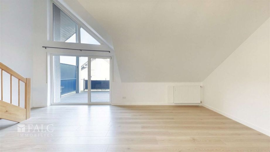 Charmante Maisonette-Wohnung mit sonniger Loggia &amp; Stellplatz – Wohnzimmer