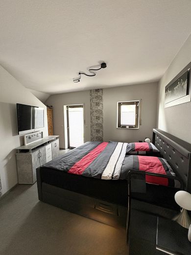 Exclusiva casa unifamiliar con invernadero, fotovoltaica, aire acondicionado, vistas lejanas, ubicación privilegiada de Neuwied-Heimbach-Weis – Schlafzimmer/Ankleide- 1. OG