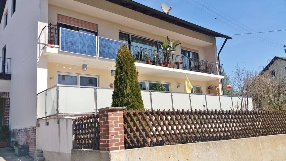 Słoneczne mieszkanie 4-pokojowe z kuchnią, łazienką i WC, balkonem od południa, garażem indywidualnym oraz ogrodem o powierzchni 250 m² w Siegertshofen Fischach – Hausansicht