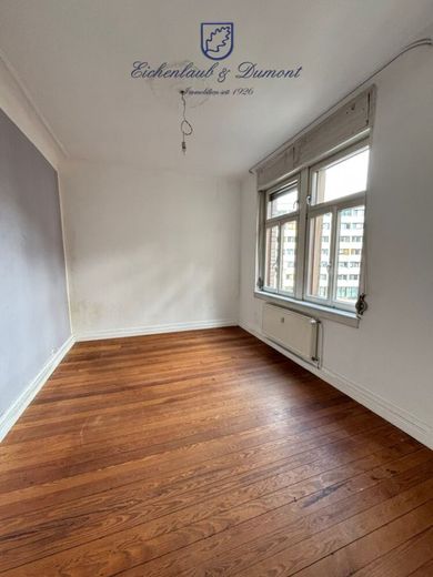 Gepflegte 4-ZKB Altbauwohnung mit Balkon im Regierungsviertel – Raum 4