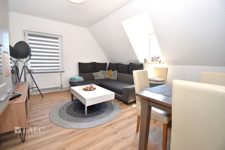 Reserviert! Modernisiertes Dreifamilienhaus mit großem Grundstück und Wintergarten – Wohnzimmer DG