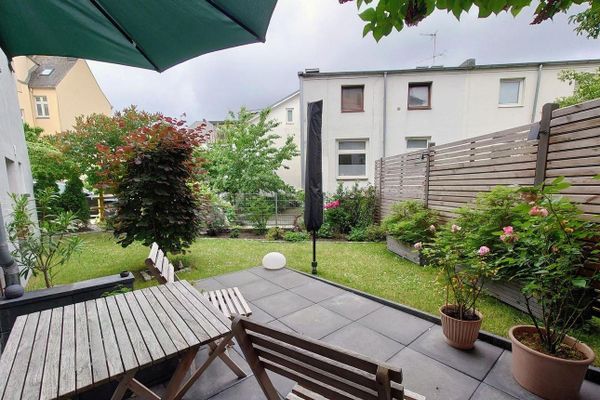 Moderno appartamento seminterrato con giardino
