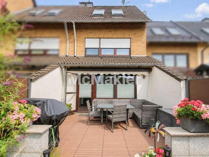 Familienfreundliches Reihenhaus mit sonniger Terrasse und schönem Garten – Foto 1