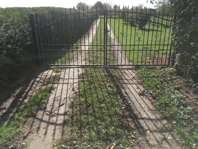 Bauernhaus mit 6399 Qudratmeter Land mitten auf den Feldern – Zufahrt