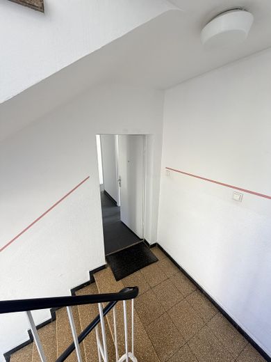 Erstbezug nach Sanierung: Helle 3-Zimmer-Wohnung mit Stellplatz& Keller – sofort bezugsfrei – Eingang.3