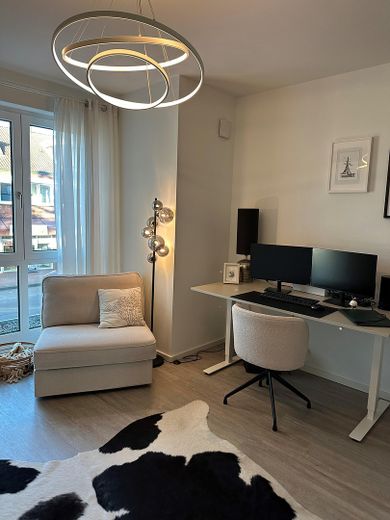 Traumwohnung mit exklusiver Einbauküche und großzügigem Balkon. – Büro/ Kinderzimmer 
