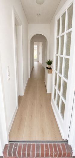 Frisch saniert: 2-Zimmer-EG-Wohnung mit Terrasse bei Büsum – Heller Eingangsbereich!!