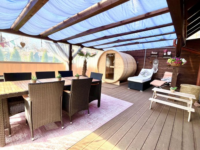 Große Terrasse mit Sauna
