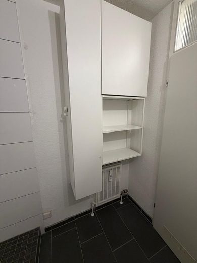 Attraktive Kapitalanlage - sofort vermietbare 1-Zi-Whg mit modernisiertem Bad, Panoramablick – Bad - Stauraum