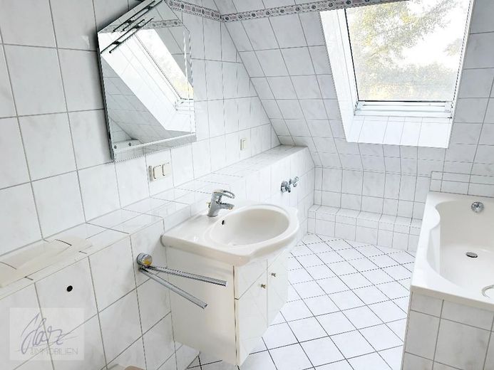 ***HELLE MAISONETTEWOHNUNG MIT BALKON*** individuellem Grundriss und Dachschrägen - Wohncharakter mit Flair in Riesa – Tageslichtbad mit Wanne, Waschtisch, Toilette und Waschmaschinenanschluss
