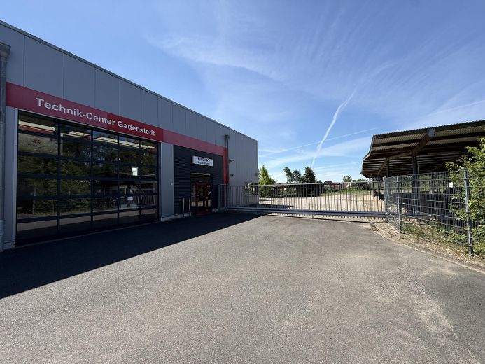 Modernes Technikcenter mit Ausstellungshalle und großem Grundstück direkt an der B444 – Kundenübergabehalle / Büros