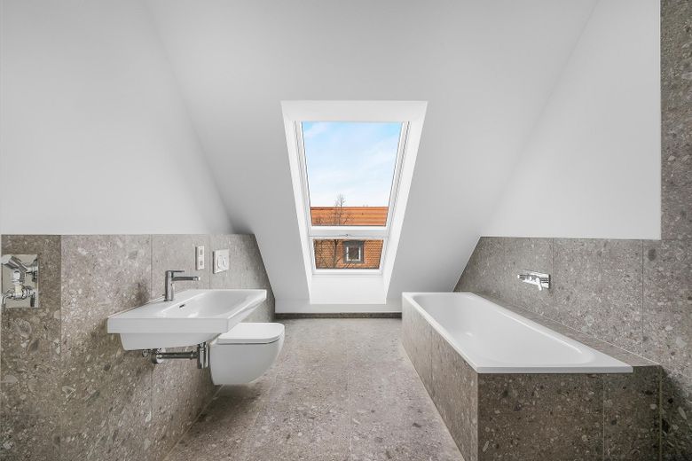 Einzigartige Dachgeschosswohnung mit herrlicher Süd-Dachterrasse zum ruhigen und grünen Innenhof – Badezimmer