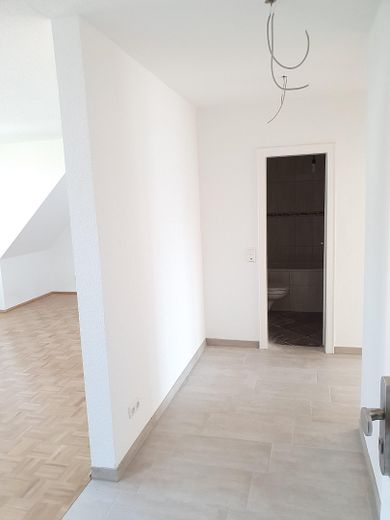 Nicht alltägliche 2,5 Raum Komfortwhg. großer Sonnenbalkon, Bad: Wanne + Dusche, Echtholzparkett – Eingangsflur, links Wohnen