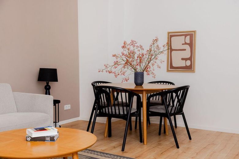 ¡Sin comisión! Tu hogar en Charlottenburg: luminoso apartamento de 3 habitaciones con balcón, cocina equipada y ascensor – Essbereich