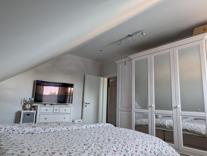 Moderne und Helle 3,5 Zimmer Wohnung von 2014 in Rheinberg zentrumsnah – Schlafzimmer