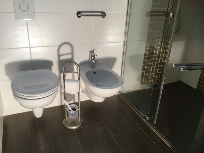 Commission-free 4-room apt., heating NEW, roof 2018 NEW! Parquet, high-quality fittings! – Großzügige Dusche