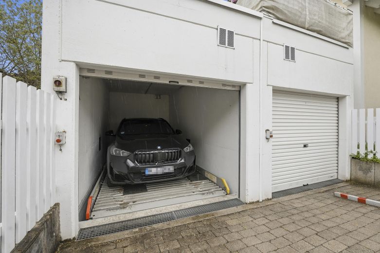 Charmante Dachgeschosswohnung mit 2 Balkonen/Terrassen – Garage