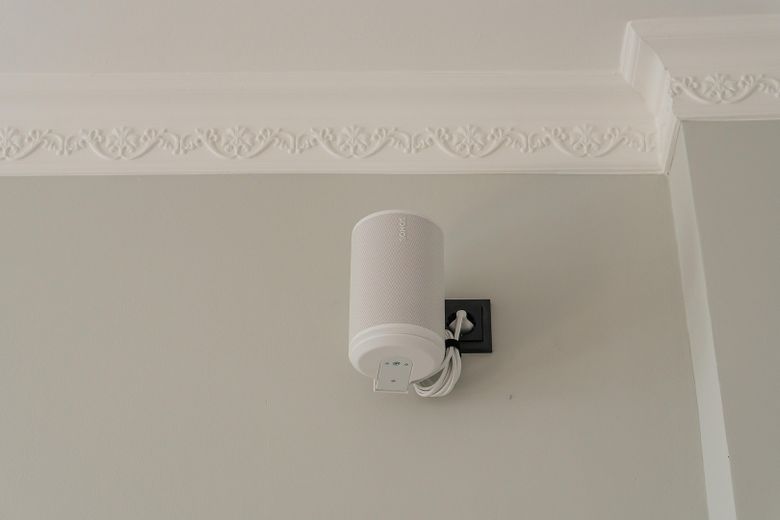 Recién reformado. Disponible para entrar y sin comisión. Lujo en un edificio antiguo en pleno centro de la ciudad. – Sonos Lautsprecher Decke
