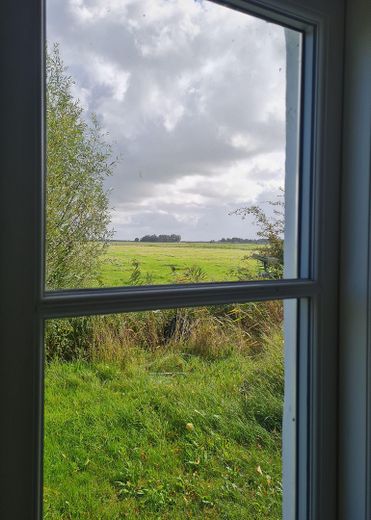 Casa di campagna con tetto di paglia in posizione assolutamente isolata – EG Gartenblick