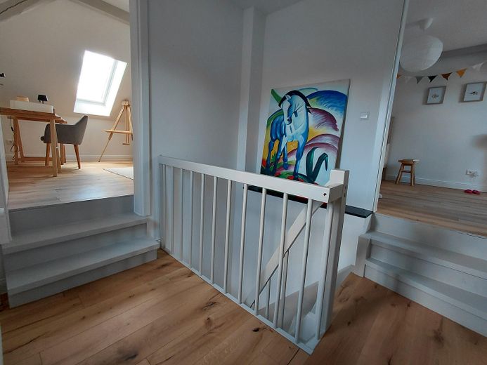 Entrate e sentitevi a casa: villetta a schiera modernizzata con finiture di pregio, giardino, terrazza e 2 garage – Treppe zum DG