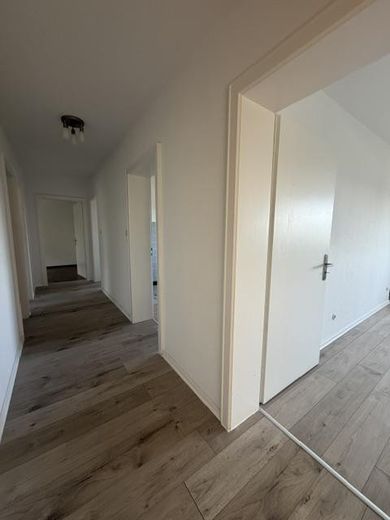 Appartamento EIG appena ristrutturato di 4 locali a Züntersbach– Ampio balcone, bagno accessibile e collegamenti ottimi – Flur