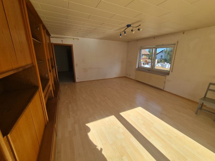 Helle 4-Zimmer-Wohnung mit Balkon & Einbauküche in Stutensee – Wohnzimmer