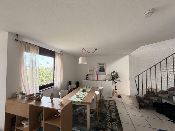 Appartement en duplex avec cheminée et terrasse sur le toit │ Votre nouvel appartement au-dessus des toits de Leverkusen – Wohn- und Essbereich