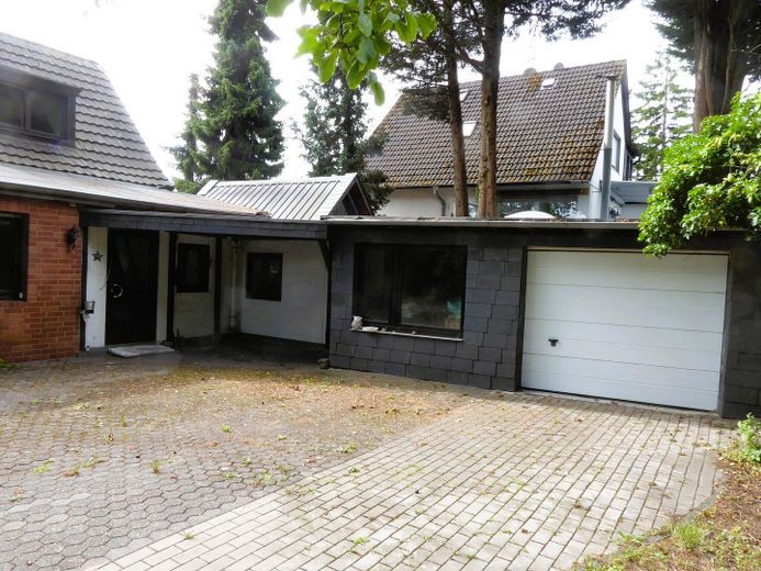 Garage + Lagerräume rückwärtig