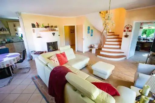 Wohnen und Treppe ins DG