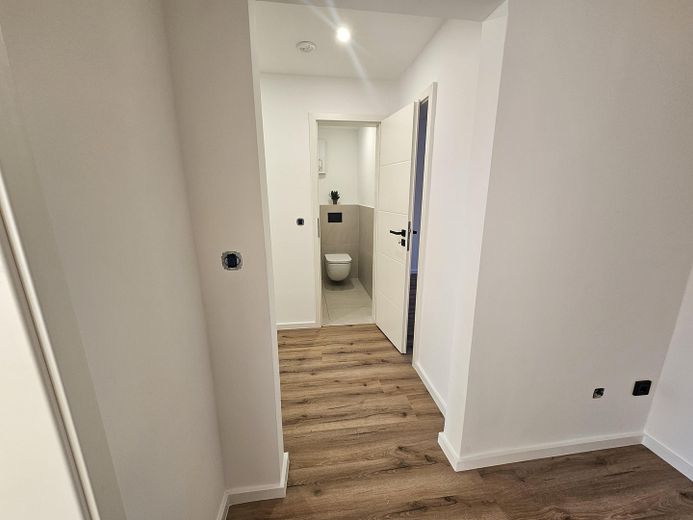 Blick vom Flur zum WC