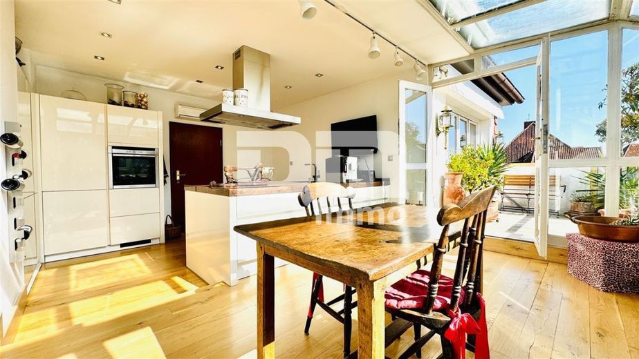 Hochwertige 5-Zi Wohnung in Traumlage mit Balkon in gepflegter Jugendstil-Villa + Panoramablick – Küche / Luxus Einbauküche / Zugang Balkon