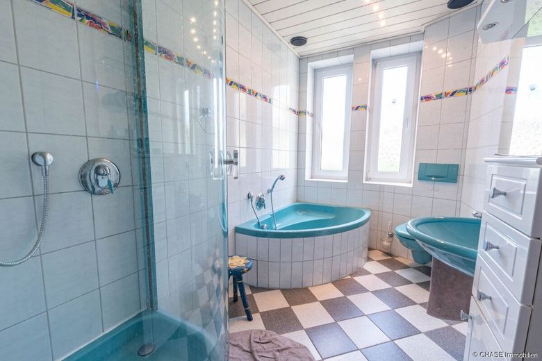 Umfangreiches Wohn-/Geschäftshaus in Stadtlage -  TOP-Entwicklungspotenzial in Hameln, Bahnhofsnähe! – Badezimmer WHG3