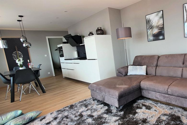 Appartement d’affaires de 2 pièces avec grand balcon – connecté, meublé et flexible 💼🌅 – Wohn- und Esszimmer