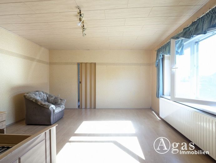 Einfamilienhaus mit Nebengebäuden auf großzügigem Grundstück – Zimmer Erdgeschoss