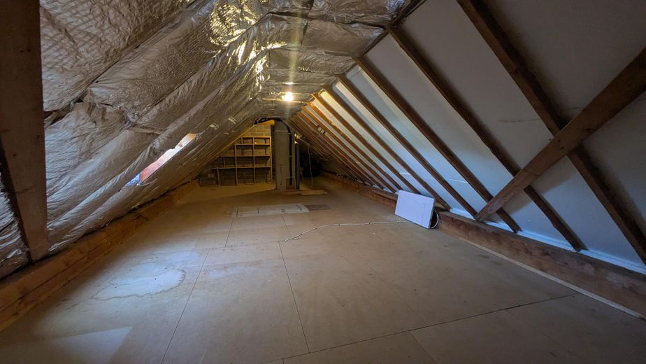 Einfamilienhaus mit Einliegerwohnung in ruhiger Wohnlage – Dachboden