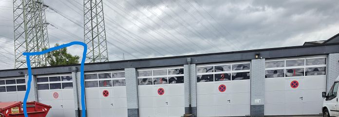 Gewebehalle mit guter Verkehrsanbindung – Hallentor