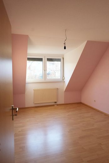 Helle Dachgeschosswohnung mit Loggia, Stellplatz und Wohlfühlfaktor in Langenzenn (VB) – Schlafzimmer