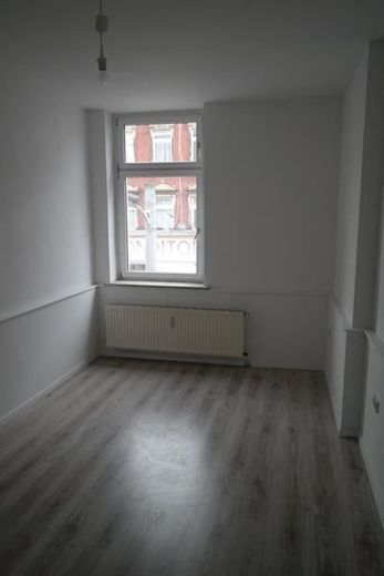 Großzügige 3-Zimmer mit Laminat, EBK und Wannenbad in zentraler Lage! – SAM_7702