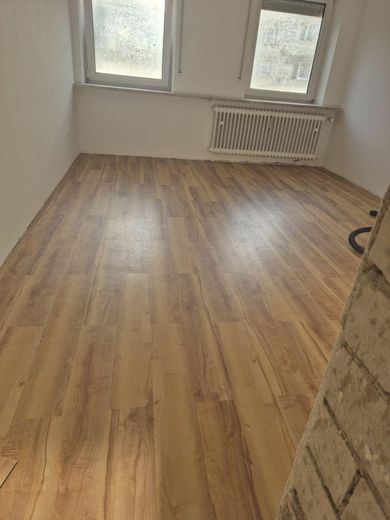 Freshly renovated 2-room apartment with kitchen and bathroom in Augsburg-Göggingen – Zimmer 1 (Baustelle)